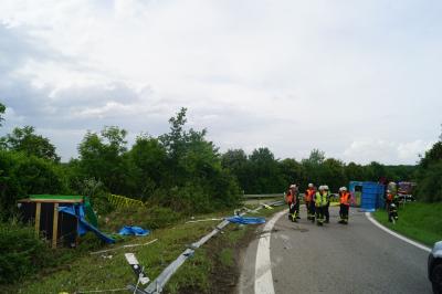 Aichelberg/A8: Schaustellerfahrzeug kippt in Kurve um - Verkehrschaos